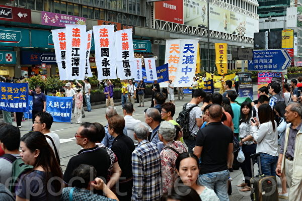 香港法轮功学员20日在长沙湾举行“四二五”15周年反迫害集会游行，途中经过市中心旺角、尖沙咀，吸引了大批港民和大陆游客观看。（宋祥龙／大纪元）