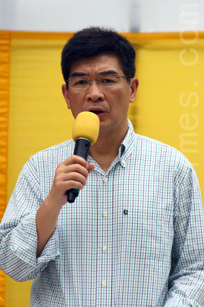 香港法轮功学员4月20日在九龙长沙湾游场举行反迫害集会，纪念“四．二五”和平大上访的15周年，多位香港民主派议员及学者到场声援，图为民主党立法会议员单仲偕。（潘在殊／大纪元）