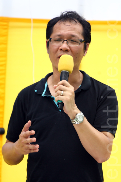 香港法轮功学员4月20日在九龙长沙湾游场举行反迫害集会，纪念“四．二五”和平大上访的15周年，多位香港民主派议员及学者到场声援，图为支联会副主席蔡耀昌。（潘在殊／大纪元）