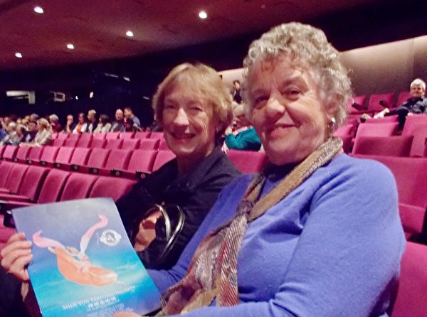 2014年4月20日晚，Helen Boyd和Lorraine Jones观看了美国神韵国际艺术团在阿德莱德节日剧院的第三场演出。（Lucy/大纪元）
