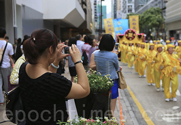 香港法轮功学员20日在长沙湾举行“四二五”15周年反迫害集会游行，途中经过市中心旺角、尖沙咀，吸引了大批港民和大陆游客观看。（余铭／大纪元）