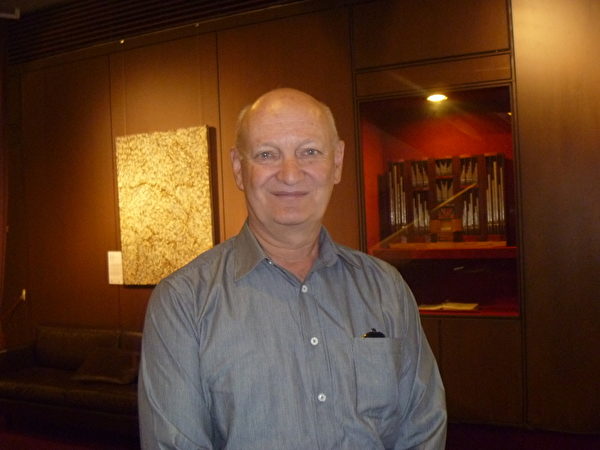 Richard Szkup來自波蘭，是在澳大利亞氣象局工作多年的氣象學家，已退休。他說，他最欣賞的是神韻呈現的文化。（史迪/大紀元）