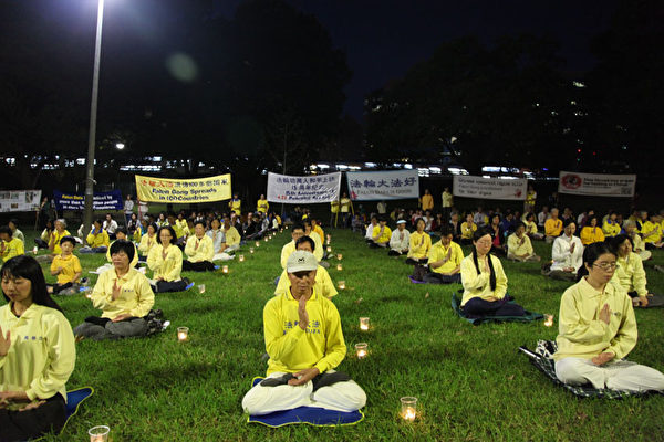 4月24日晚，悉尼近三百名法轮功学员在市中心广场举行4.25十五周年烛光纪念活动。（骆亚/大纪元）