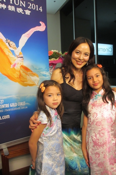 华人王小姐带孩子们非常高兴地观看了神韵在黄金海岸的第二场演出。（图/新唐人提供）                               