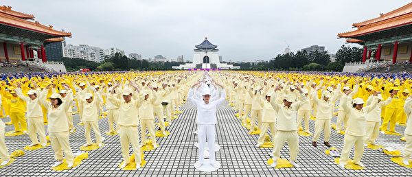 台湾法轮功学员4月26日在台北中正纪念堂举行排字、炼功活动。（白川／大纪元）
