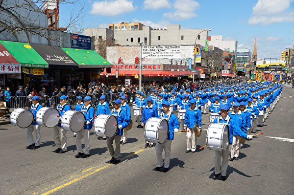 2014年4月26日，紐約法拉盛，上千名法輪功學員舉行了一場聲勢浩大的遊行和集會。圖為前導的天國樂團。（戴兵／大紀元）