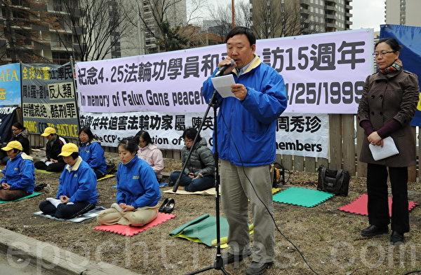 卡尔加里法轮功学员杨杰夫说，四‧二五万人和平上访建立了中国人和平反迫害的历史丰碑。（吴伟林/大纪元）