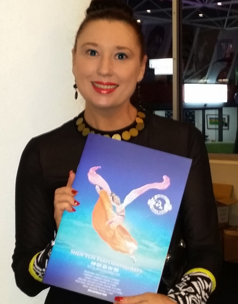 4月26日晚，在澳大利亚黄金海岸艺术中心，神韵国际艺术团举办的第四场演出，让前专业芭蕾舞演员Helane Morrow深感震撼。（袁丽/大纪元）