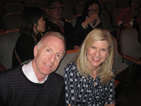 Michael Sheehey和太太Kimberly一同观赏了神韵纽约艺术团于4月26日晚在费城玛丽安剧院的第三场演出，夫妇俩异口同声地说：“神韵棒极了！美极了！”（良克霖/大纪元）