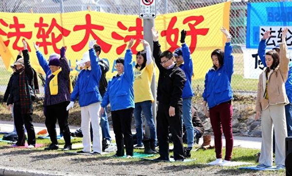 渥太华法轮功学员在中国驻加使馆前参加法轮功学员的纪念四二五和平上访十五周年的集会。（摄影：Pam Mclennan/大纪元）
