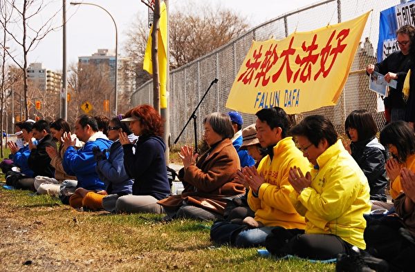 渥太华法轮功学员在中国驻加使馆前参加法轮功学员的纪念四二五和平上访十五周年的集会。（摄影：任乔生）