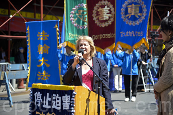圖：2014紐約民眾紀念“四‧二五”集會，法拉盛社區領袖瑪莎。（戴兵／大紀元）