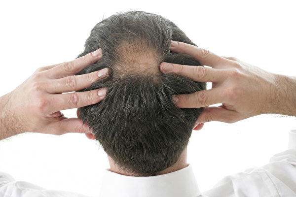 按摩头皮不止可以治疗脱发，更可以调治全身的疾病。（Fotolia）