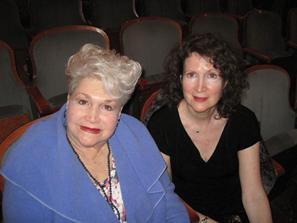 艺术史专家Cindy Veloric和母亲Penny一起观看了神韵演出。（童云/大纪元）