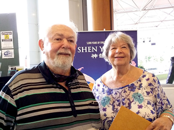 4月27日下午，在澳大利亚昆省黄金海岸的艺术中心， 诗人作家兼医生的John Robert Strum和姐姐Sue欣赏了神韵国际艺术团的最后一场演出，感到非常的激动。（袁丽/大纪元）