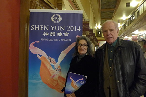 前芭蕾舞演員Anna Ding（左）和著名小說家William Kennedy（右）4月27日首次觀看神韻，兩夫婦讚賞神韻展示的中華傳統信仰和價值觀。（蔡溶／大紀元）