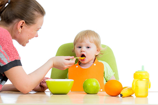 孕婦在懷孕時多吃健康蔬果，將來寶寶也會喜歡吃蔬果。（Fotolia） 