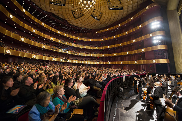 2014年1月18日晚纽约林肯中心大卫‧寇克（David H. Koch）剧场内神韵晚会爆满，座无虚席。（戴兵/大纪元）
