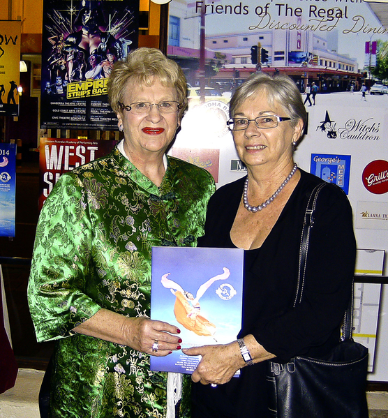 地产过户代理公司City Settlements的老板Elaine Robinson女士和朋友Ann Jones，观赏了美国神韵国际艺术团在珀斯的首场演出。（Lucy/大纪元）