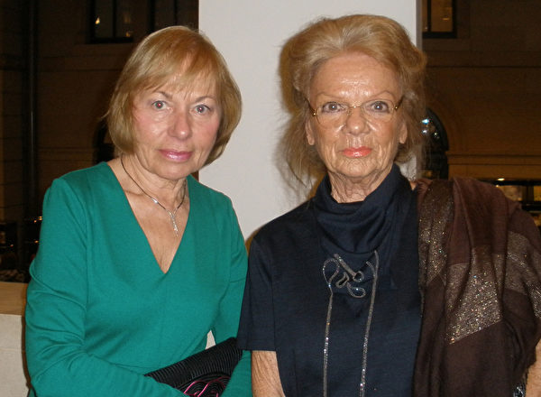 Biedermeier女士（左）連著兩天看神韻。藝術品收藏人Heidi Mueller（右）第二天一起來看，也被震撼。（余平/大紀元）