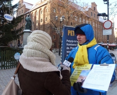波兰广播电台记者在采访法轮功学员。（明慧图片）
