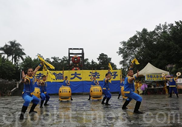新唐人旗鼓队表演，庆祝“世界法轮大法日”。（曾汉东／大纪元）