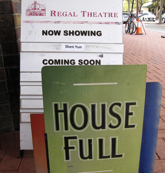 5月4日下午神韻國際藝術團在澳洲珀斯的最後一場演出一票難求，劇院在門口掛出「滿座」（House Full）的告示牌。劇院表示，此牌30多年前掛出過，之後一直塵封未再使用。這次神韻演出爆滿，劇院費了一番功夫才找到這個告示牌。（吳建國／大紀元）