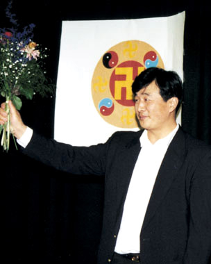 1995年，李洪志先生在瑞典的哥德堡(Gothenburg)舉辦七天的傳功講法班。這是李先生在海外舉辦的少有的幾個教功傳法班之一。（明慧網）