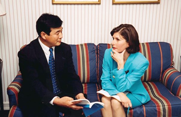 1999年，李洪志先生在中共江氏集團發動對法輪功的鎮壓後接受美國CBS記者的採訪。（明慧網） 