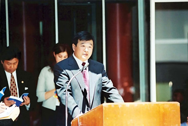 1999年6月25日，李洪志師父在接受美國伊利諾伊州州長、州財政部長和芝加哥市長嘉獎的頒獎儀式上講話。（明慧網）