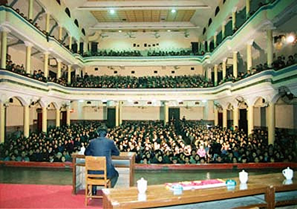 1993年3月，湖北武漢，李洪志先生在中國法輪功武漢第二期傳授班上講法傳功。（明慧網）