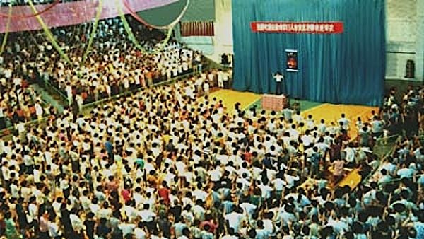 1994年7月，遼寧省大連市，李洪志師父在中國法輪功大連第二期傳授班上講法傳功。（明慧網）