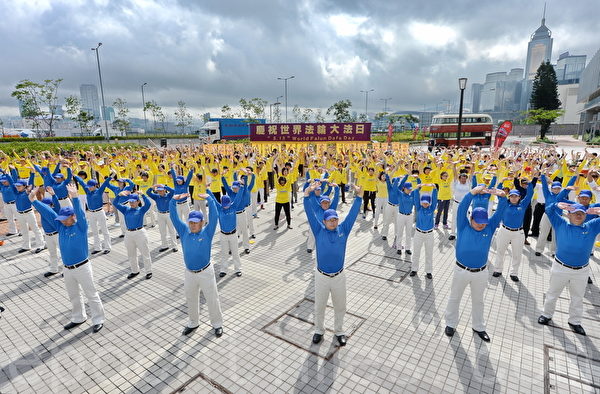 香港法轮功学员在中环举行庆祝2014年世界法轮大法日及祝贺师尊华诞集会及游行。（宋祥龙／大纪元）