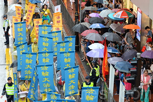 暨5.13世界法轮大法日来临之际，香港法轮功学员及来自台湾等地的修炼者举行盛大游行欢庆世界法轮大法日。（宋祥龙／大纪元）