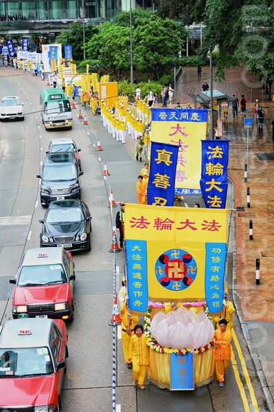 暨5.13世界法輪大法日來臨之際，香港法輪功學員及來自台灣等地的修煉者舉行盛大遊行歡慶世界法輪大法日。（宋祥龍/大紀元）