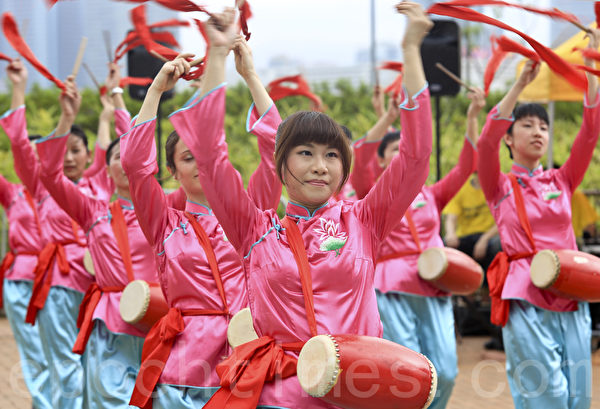暨5.13世界法轮大法日来临之际，香港法轮功学员及来自台湾等地的修炼者在中环举行庆祝2014年世界法轮大法日及祝贺师尊华诞集会及游行，现场并有腰鼓队表演。（余钢／大纪元）