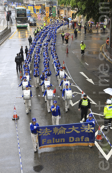 暨5.13世界法轮大法日来临之际，香港法轮功学员及来自台湾等地的修炼者举行盛大游行欢庆世界法轮大法日。（余钢／大纪元）