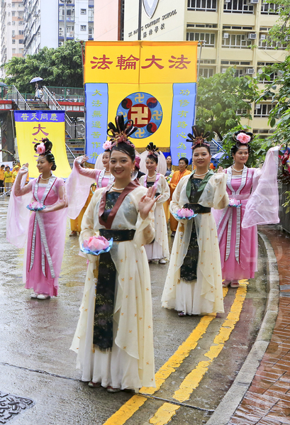 暨5.13世界法輪大法日來臨之際，香港法輪功學員及來自台灣等地的修煉者舉行盛大遊行歡慶世界法輪大法日。（余鋼/大紀元）