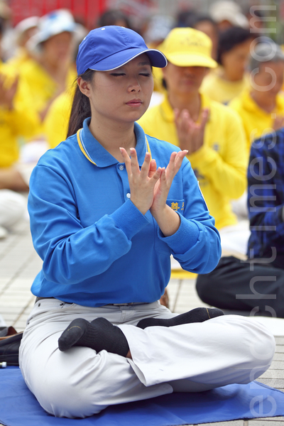 六百多名香港及来自亚洲各地区的法轮功学员5月10日在香港中环大会堂旁举行活动，恭祝法轮功创始人李洪志大师生日快乐和庆祝法轮大法洪传世界22周年。（潘在殊/大纪元）