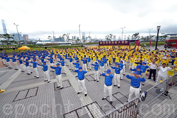 六百多名香港及來自亞洲各地區的法輪功學員5月10日在香港中環大會堂旁舉行活動，恭祝法輪功創始人李洪志大師生日快樂和慶祝法輪大法洪傳世界22週年。（潘在殊/大紀元）