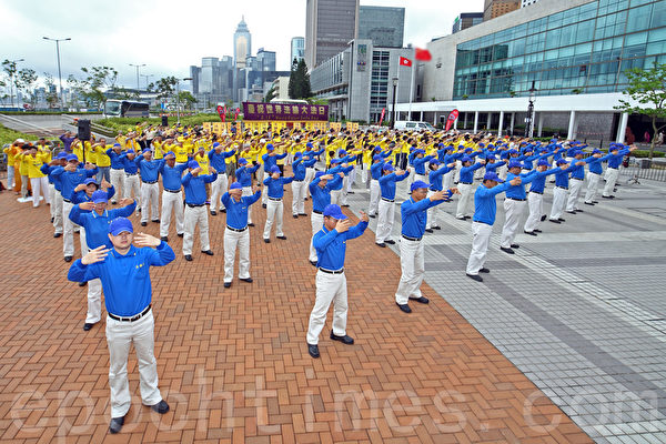 六百多名香港及來自亞洲各地區的法輪功學員5月10日在香港中環大會堂旁舉行活動，恭祝法輪功創始人李洪志大師生日快樂和慶祝法輪大法洪傳世界22週年。（潘在殊/大紀元）