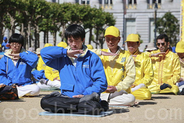 5月10日（周六），来自旧金山湾区的法轮功学员在旧金山举行游行活动，庆祝5.13世界法轮大法日的到来。图为当天早上法轮学员集体炼功。（曹景哲/大纪元）