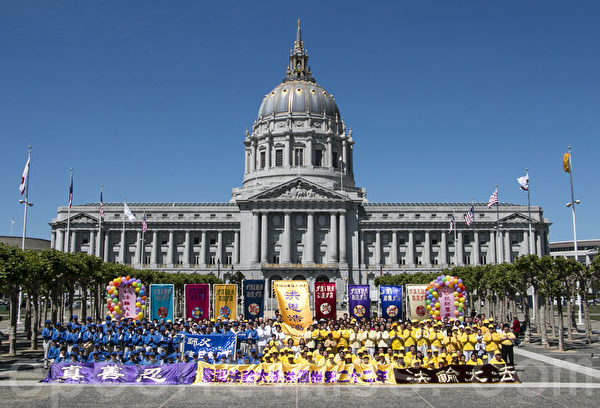 5月10日（週六），來自舊金山灣區的法輪功學員在舊金山舉行遊行活動，慶祝5.13世界法輪大法日的到來。圖為法輪學員集體祝李洪志師父生日快樂。（曹景哲/大紀元）