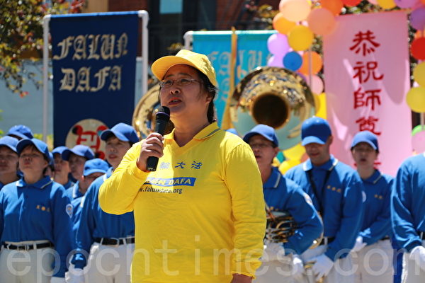 5月10日（周六），来自旧金山湾区的法轮功学员在旧金山举行游行活动，庆祝5.13世界法轮大法日的到来。图为于歌演唱歌曲。（曹景哲/大纪元）
