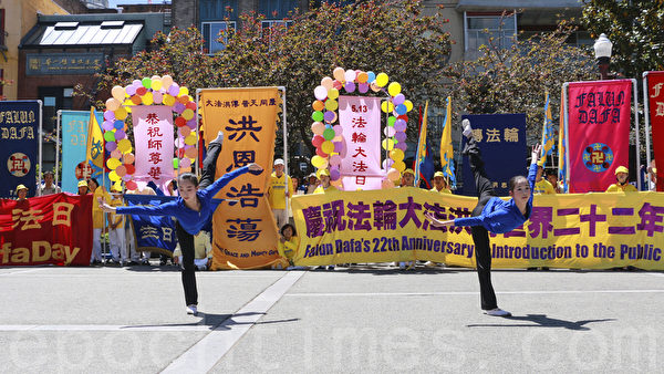 5月10日（週六），來自舊金山灣區的法輪功學員在舊金山舉行遊行活動，慶祝5.13世界法輪大法日的到來。圖為小弟子表演的中國舞的身韻身法。（曹景哲/大紀元）