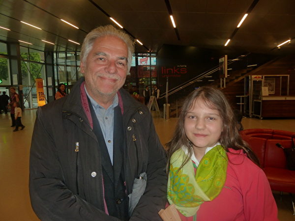 心理理療醫師Hans Kanitschar和孫女Rafaela一同觀看了2014年5月11日美國神韻世界藝術團在維也納的演出。（文婧/大紀元）
