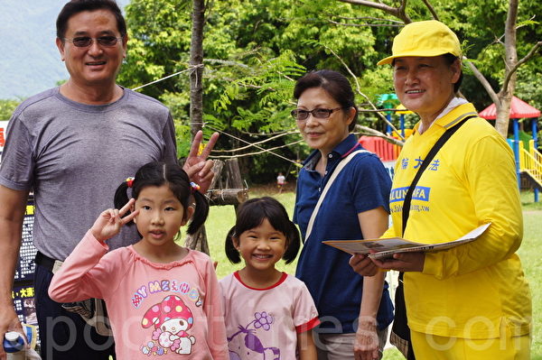 在鳳林水公司的劉主任(左)夫妻帶著孫女，在美崙山公園了解真相。（詹亦菱／大紀元）