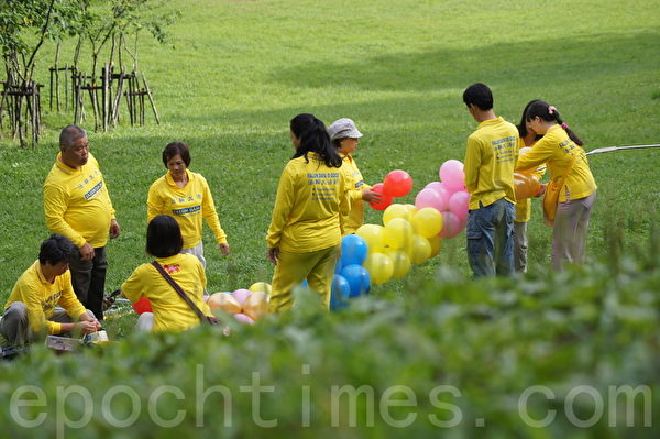 11日清晨花蓮法輪功學員，在美崙山公園大草坪，開始造氣球拱門。（詹亦菱／大紀元）
