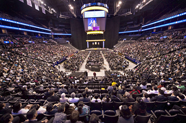 2014年5月13日，来自世界各地的部分法轮功学员八千人在美国纽约巴克莱中心（Barclays Center）举行修炼心得交流会暨庆祝“世界法轮大法日”。（戴兵／大纪元）