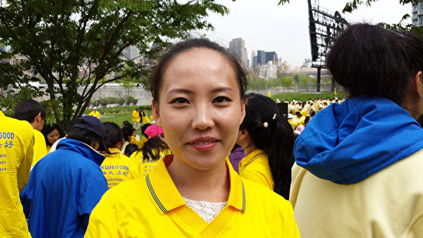 万怡园小姐，2013年刚从中国大陆出来，首次参加法轮功学员的集体排字非常激动。（大纪元）